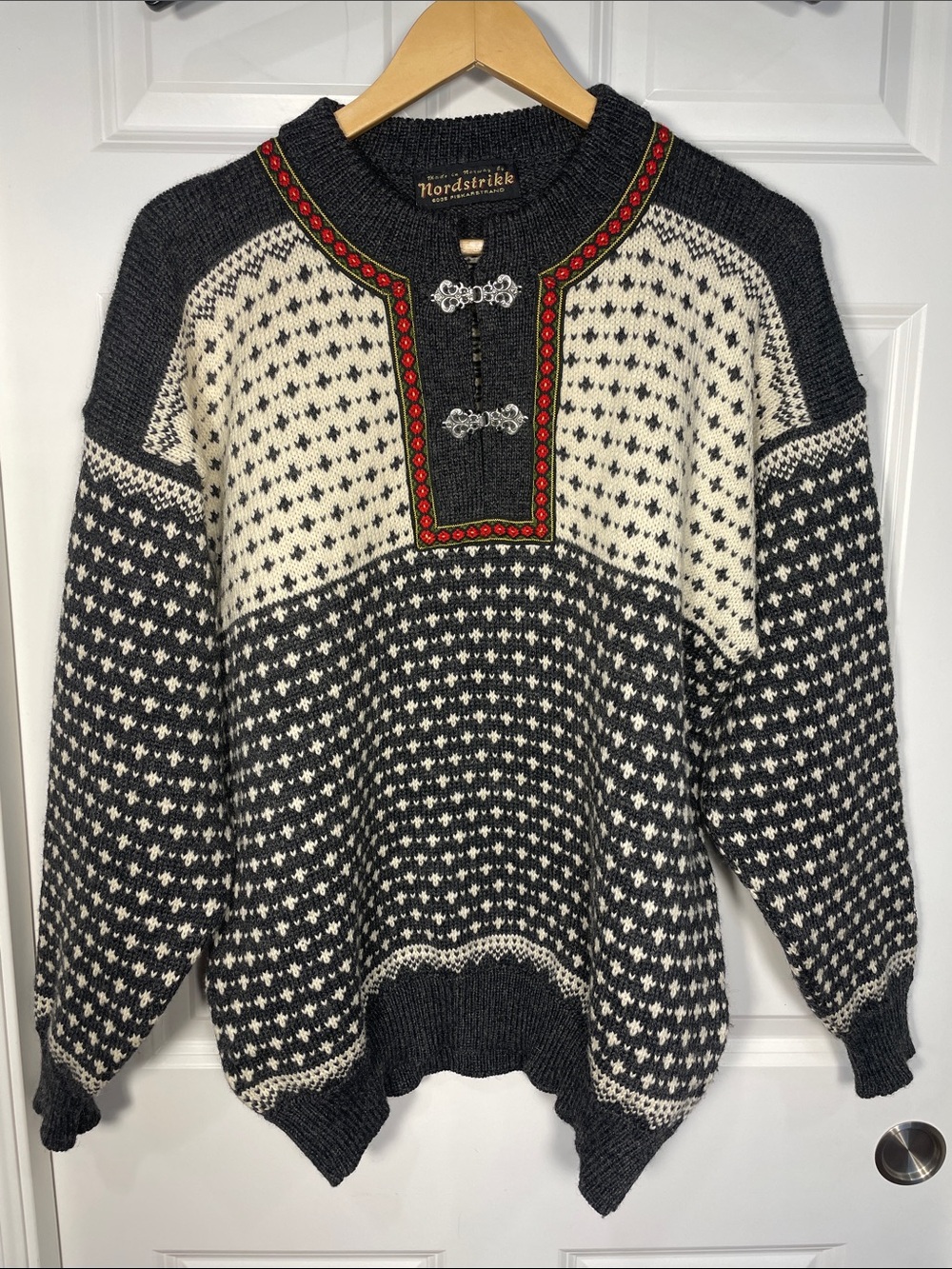 Nordstrikk Men’s Wool Sweater Medium Pewter Clasp Geometric Scandinavian Grey